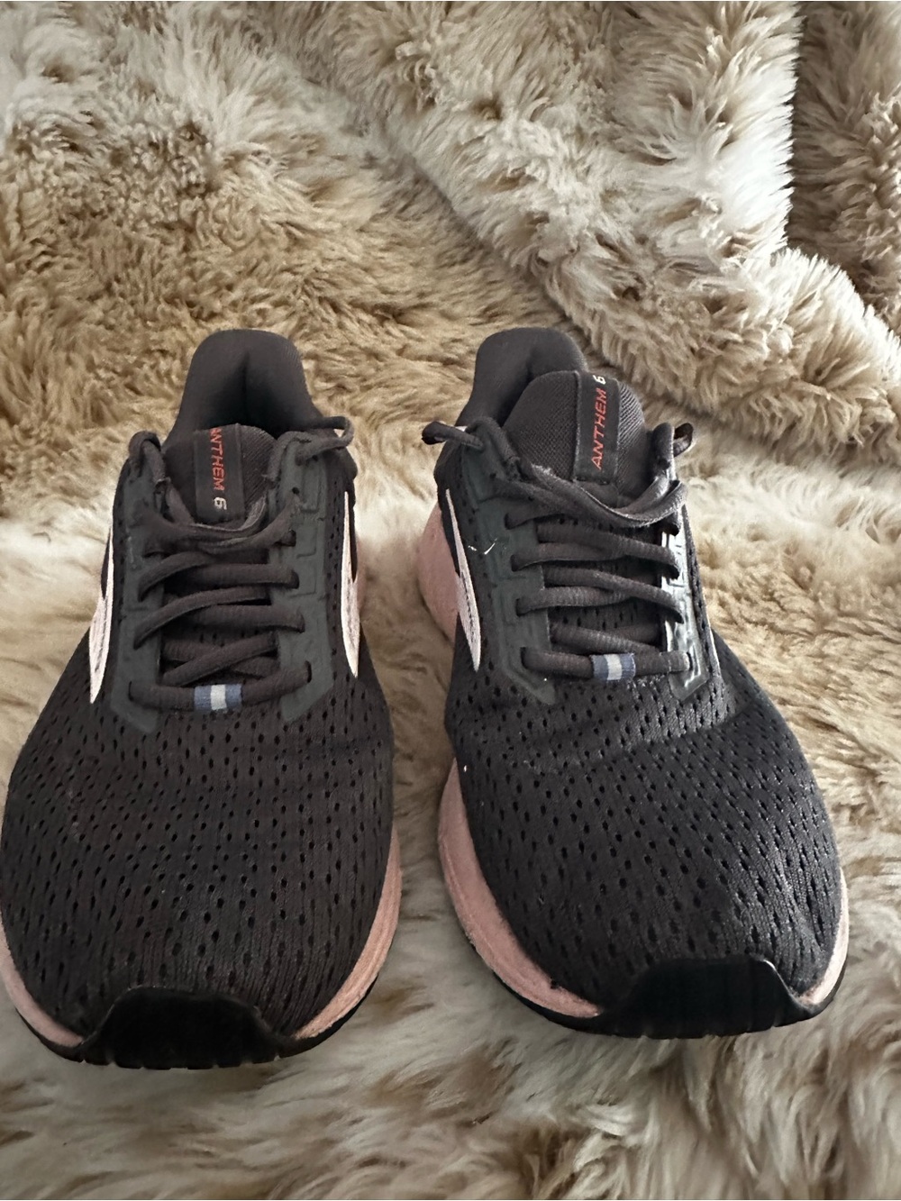 Brooks Anthem 6 Women’s Black Running Shoes with Light Pink Trim - Picture 5 of 7